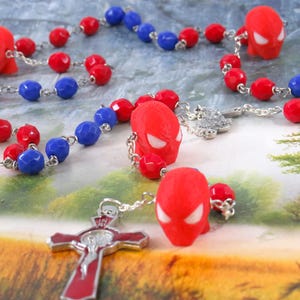 Rosario de Spider-Man - Cuentas de cristal checo rojo y azul opaco de 8 mm - Cuentas 3D del Padre Spider-Man - Centro de San Miguel - Crucifijo rojo de San Benito