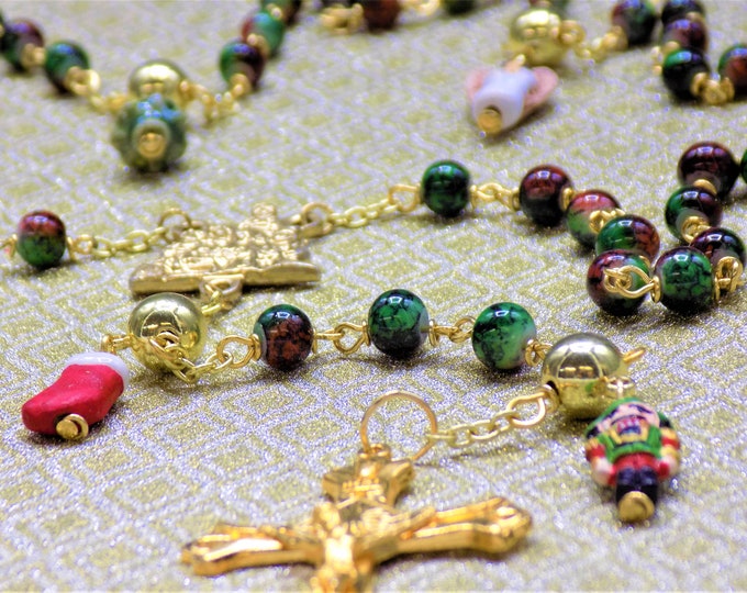 Christmas Charm Bead Rosary - Marble Green & Red Glass Beads - Ceramic Charm Father Beads - Ital Gold Nativity Center -Italian Gold Crucifix