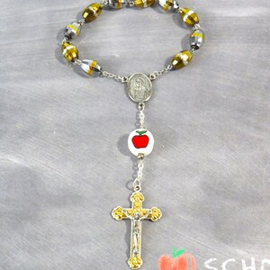 Rosario de una década para maestros - Cuentas de vidrio doradas y plateadas - Cuentas del Padre Manzana - Centro San Juan de La Salle - Crucifijo italiano - Tarjeta de oración para maestros
