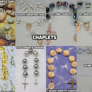 Puede incluir: Surtido de rosarios y chaplets religiosos con diferentes cuentas y dijes. Los chaplets están etiquetados con los nombres de santos, incluyendo San Pablo, Santa Ágata, Santos Cosme y Damián, y Nuestra Señora de Fátima.