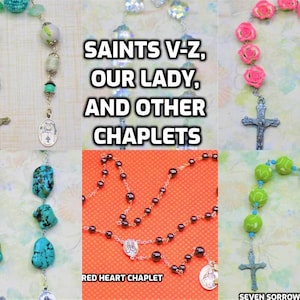 Puede incluir: Un collage de rosarios y capillas, incluyendo aquellos con cuentas turquesas, cuentas rosas en forma de rosa y cuentas verdes. La imagen incluye el texto "SAINTS V-Z, OUR LADY, AND OTHER CHAPLETS" y "RED HEART CHAPLET".
