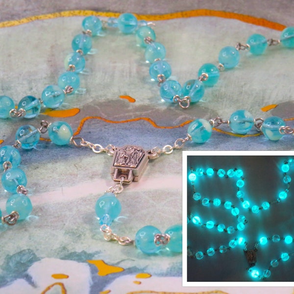 Chapelet « phosphorescent » en verre tchèque turquoise - Perles de verre turquoise phosphorescentes tchèques - Centre aquatique Notre-Dame de Lourdes - Crucifix lumineux