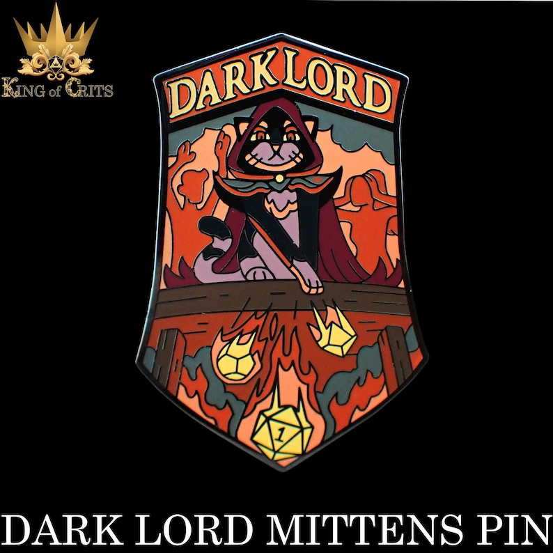 Puede incluir: Un gato morado con una t&uacute;nica roja y negra con un sombrero puntiagudo, sosteniendo un bast&oacute;n morado, se encuentra en una plataforma de madera con llamas y dados. El texto "DARK LORD" est&aacute; por encima del gato.