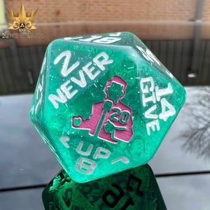 Zackenlitze 34 mm D20 | Original entworfen benutzerdefinierte DND WÜRFEL | Ich werde dich nie aufgeben | Marke King of Crits