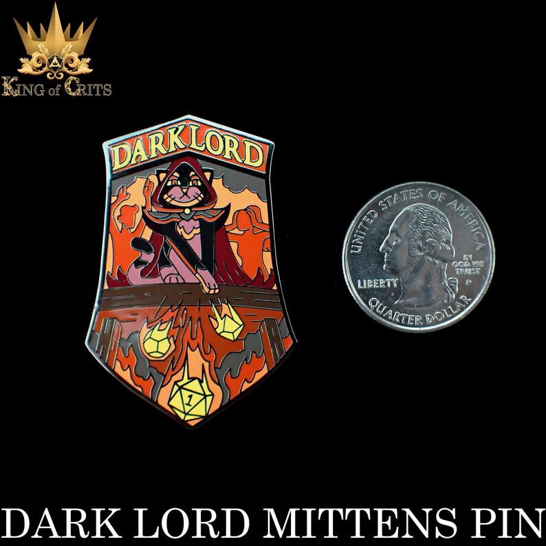 Puede incluir: Un gato se&ntilde;or oscuro con una t&uacute;nica roja y un bast&oacute;n, con un fondo de fuego y dados. El texto "DARK LORD" est&aacute; en la parte superior de la imagen. El pin es del tama&ntilde;o de una moneda de 25 centavos de d&oacute;lar estadounidense.