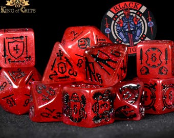 Könnte beinhalten: Ein Set aus roten, glitzernden Würfeln mit schwarzen Markierungen, darunter ein D20, D6 und andere polyedrische Würfel. Ein passender Black Knight Chip ist ebenfalls sichtbar. Die Würfel sind für Tabletop-Spiele. Der Text "BLACK KNIGHT" steht unten.