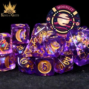 Exclusieve maanverlichte nacht met 12 dobbelstenen | Uniek sterrenbeeld 34 mm D20 | Maanfasen en sterren DND DICE | King of Crits-merk
