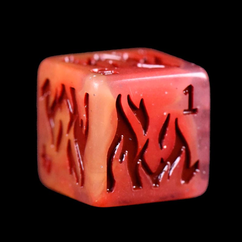 Puede incluir: Un dado transl&uacute;cido de seis caras, rojo y naranja, con recortes en forma de llama y el n&uacute;mero 1. El dado est&aacute; dise&ntilde;ado para juegos de rol de mesa y tiene una est&eacute;tica ardiente. El dado est&aacute; sobre un fondo negro.