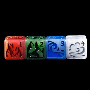 Puede incluir: Cuatro dados con s&iacute;mbolos elementales: fuego, monta&ntilde;as, olas y viento. Cada dado es de un color diferente: rojo, verde, azul y blanco. Los n&uacute;meros del 1 al 4 se muestran en cada dado. Los dados son probablemente para un juego de mesa.