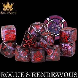 Rogue's Rendezvous 限定 11 個のダイス セット (ポーカー チップ付き) | 泥棒 暗殺者 トリックスター テーマのキャラクター クラス DND ダイス | King of Crits ブランド