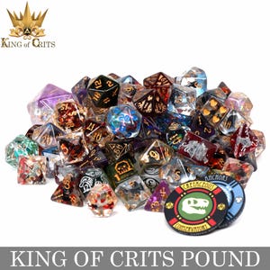 キング オブ クリッツ ダイス 1 ポンドとポーカー チップ 2 枚 | キング オブ クリッツ ブランドが厳選した、贅沢で特別な DND ダイス 1 ポンドを体験してください