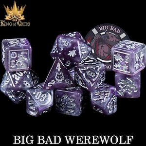 Może przedstawiać: Zestaw fioletowo-srebrnych kości z napisem "BIG BAD WEREWOLF". Kości mają efekt marmuru i srebrne numery i symbole. Obecny jest również okrągły żeton z grafiką wilkołaka.