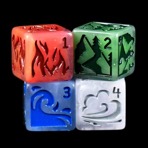 Puede incluir: Cuatro dados coloridos con s&iacute;mbolos elementales: fuego, monta&ntilde;as, agua y viento. Cada dado es de un color diferente: rojo, verde, azul y blanco. Los dados est&aacute;n numerados del 1 al 4, correspondiendo cada n&uacute;mero a un s&iacute;mbolo.