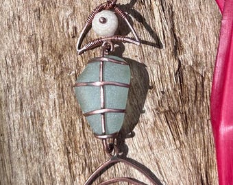 Collar de cobre con concha de puka y vidrio marino, metal reciclado, colgante de pez, joyería cinética, hecho en Kauai