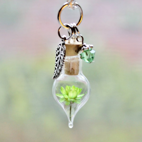 Peridot Necklace Terrarium Jewelry Green Jewelry Unique Gift for Women Dried Flower Nature Jewelry August Birthstone Glass Bottle Necklace