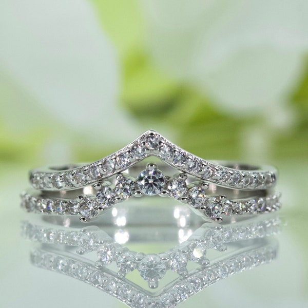 Anel sofisticado em prata de lei com meia aliança curva e anel empilhável em formato de V com zircônias cúbicas, ideal para viagens e aniversários | 021-016