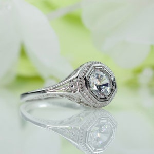 Anillo de filigrana estilo art déco con circonita cúbica de 1,00 ct en plata de ley. Ideal para compromiso, promesa y aniversario. / 013
