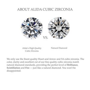 Puede incluir: Comparaci&oacute;n lado a lado de un diamante natural y un circ&oacute;n c&uacute;bico de alta calidad. El texto dice "About Alida Cubic Zirconia" y "VS." con "Alida's High Quality Cubic Zirconia" y "Natural Diamond" debajo de las piedras. El texto debajo de las im&aacute;genes dice: "Solo usamos circ&oacute;n c&uacute;bico Heart and Arrow y 5A de la m&aacute;s alta calidad. El color, la claridad y el corte excelente de nuestro circ&oacute;n c&uacute;bico de alta calidad coinciden con los est&aacute;ndares de los diamantes naturales, proporcionando el nivel perfecto de Brillo, Scintilaci&oacute;n y Fuego - al igual que un diamante natural. No te decepcionar&aacute;."