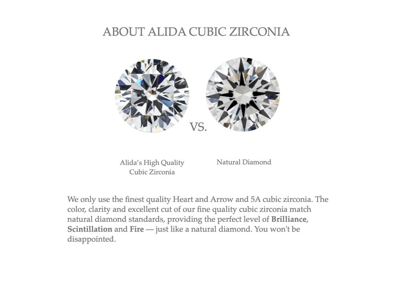Puede incluir: Comparaci&oacute;n lado a lado de un diamante natural y un circ&oacute;n c&uacute;bico de alta calidad. El texto dice "About Alida Cubic Zirconia" y "VS." con "Alida's High Quality Cubic Zirconia" y "Natural Diamond" debajo de las piedras. El texto debajo de las im&aacute;genes dice: "Solo usamos circ&oacute;n c&uacute;bico Heart and Arrow y 5A de la m&aacute;s alta calidad. El color, la claridad y el corte excelente de nuestro circ&oacute;n c&uacute;bico de alta calidad coinciden con los est&aacute;ndares de los diamantes naturales, proporcionando el nivel perfecto de Brillo, Scintilaci&oacute;n y Fuego - al igual que un diamante natural. No te decepcionar&aacute;."