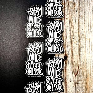 Pegatina impermeable de la dulce niña Stay Wild. Este diseño divertido es ideal para botellas de agua y computadoras portátiles. Es pequeña pero poderosa en su ternura.