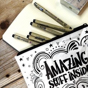 落書き好きの必需品 ― 気まぐれなレタリングと落書きがたっぷり入るペンポーチ
