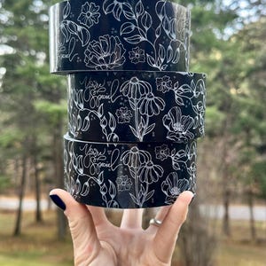 黒と白の花柄包装テープ – ハッピーメールやギフト/パッケージラッピングに最適な、耐久性のある手描きデザイン