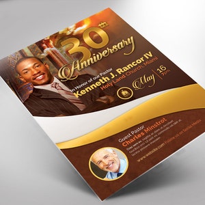 Pode incluir: Um panfleto marrom e dourado com uma foto de um homem de terno. O panfleto anuncia uma celebração de 30 anos do Pastor Kenneth J. Rancor IV na Igreja Holy Land de Miami em 16 de maio às 19h. O Pastor Convidado Charles Minstrot fará uma palestra.