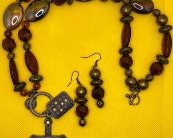 Collar Cruz Rústica con Aretes