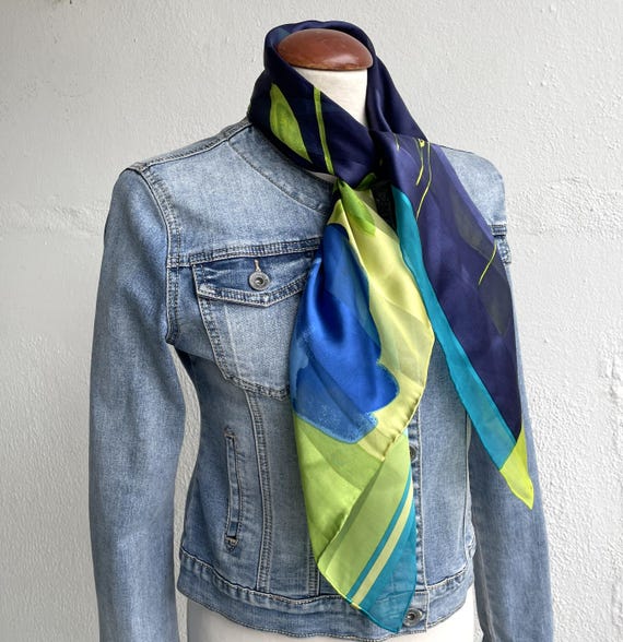 手描きの花柄シルクスカーフ、ターコイズブルーのヴィンテージネック