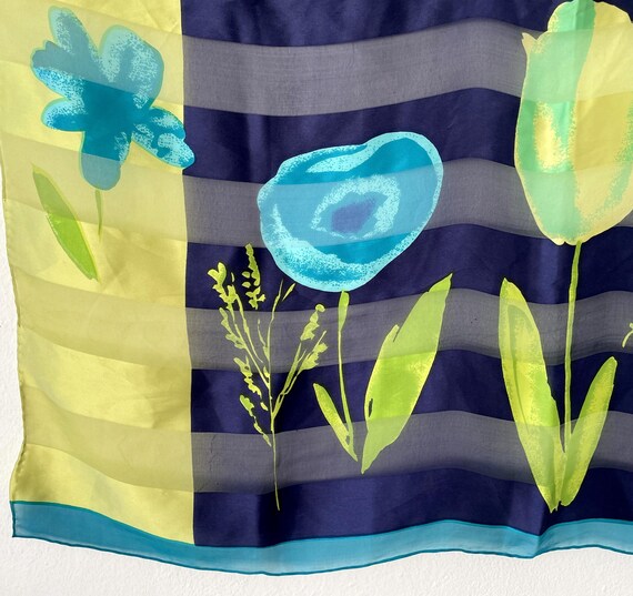 手描きの花柄シルクスカーフ、ターコイズブルーのヴィンテージネック