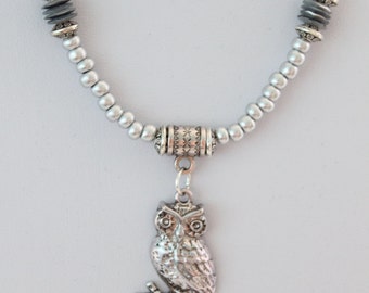 Precioso collar con colgante de búho plateado