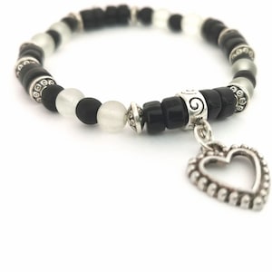 Schwarz und klar mattiert Glas und Herz Bettelarmband