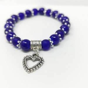 Blaue Glasperle und offenes Herz Bettelarmband