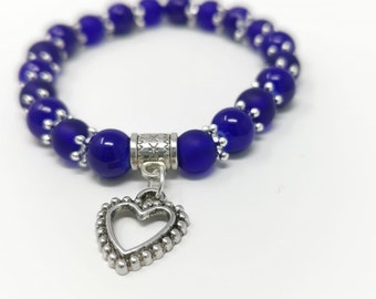 Pulsera con dije de corazón abierto y cuentas de vidrio azul