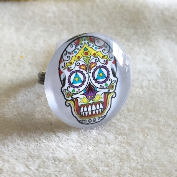 Bague cabochon tête de mort funky