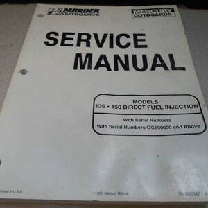 Könnte beinhalten: Ein weißes Servicehandbuch für Mariner- und Mercury-Außenbordmotoren. Das Cover zeigt den Text "SERVICE MANUAL" in großen schwarzen Buchstaben. Enthält die Modelle 135 und 150 Direct Fuel Injection. Gedruckt in den USA.