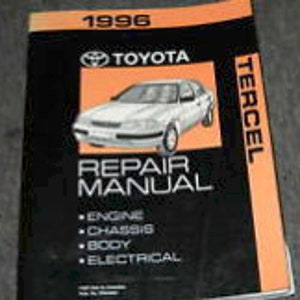 Könnte beinhalten: Ein 1996 Toyota Tercel Reparaturhandbuch mit schwarzem Einband und einem Foto eines silbernen Autos. Das Handbuch behandelt die Systeme Motor, Fahrwerk, Karosserie und Elektrik.