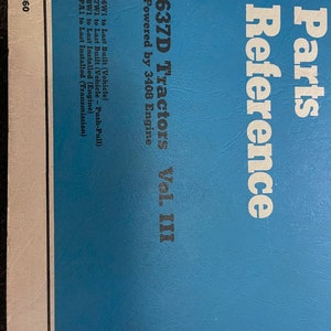 Puede incluir: Una cubierta azul para un manual de referencia de piezas para tractores 637D propulsados por un motor 3408. La cubierta tiene el texto "Parts Reference" y "637D Tractors Vol. III" en letras blancas.