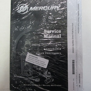 Könnte beinhalten: Ein schwarz-weißes Servicehandbuch für 200/225 OptiMax Direct Fuel Injection Mercury Außenborder und Mercury MerCruiser Motoren. Das Handbuch ist in Plastik verpackt.