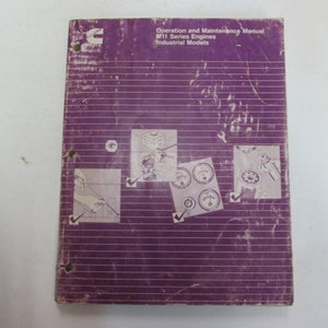Puede incluir: Una cubierta morada para un manual de operación y mantenimiento para motores de la serie M11, modelos industriales. La cubierta tiene un logotipo de Cummins e ilustraciones de piezas del motor.