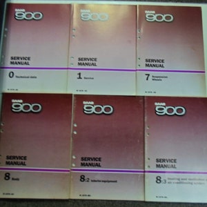 Puede incluir: Seis manuales de servicio de color marrón y blanco para un coche Saab 900. Los manuales están etiquetados con los números 0, 1, 7, 8, 8:2 y 8:3. Cada manual tiene el texto "Service Manual" impreso en la portada.