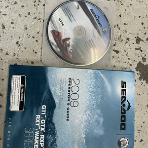 Puede incluir: Un manual de operador Sea-Doo azul y blanco para las series GTI, GTX, RXP, RXT y Wake de 2009. El manual incluye informaci&oacute;n de seguridad, veh&iacute;culo y mantenimiento. La portada presenta un delf&iacute;n y el logotipo de BRP.