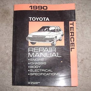 Könnte beinhalten: Ein Reparaturhandbuch für einen Toyota Tercel aus dem Jahr 1990 mit schwarzem Einband und einem Bild eines weißen Autos. Das Handbuch enthält Abschnitte für Motor, Fahrwerk, Karosserie, Elektrik und Spezifikationen.