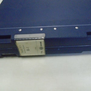 Puede incluir: Una caja de plástico azul con una etiqueta blanca que dice "1-0  Stass 9.5" y un logotipo de "Bosch" con el texto "Box 1".