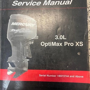 Könnte beinhalten: Schwarzweißes Servicehandbuch für einen Mercury 3.0L OptiMax Pro XS Außenbordmotor. Das Cover zeigt ein Foto des Motors und den Text "Seriennummer 1B973744 und höher".