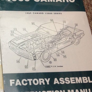 Puede incluir: Un dibujo en blanco y negro de una línea de un Camaro 1969 con el texto "1969 CAMARO 12000 SERIES" y "FACTORY ASSEMBLY INSTRUCTION MANUAL".