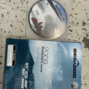 Puede incluir: Una gu&iacute;a del operador Sea-Doo azul y blanca para las series GTI, GTX, RXP, RXT y Wake. La gu&iacute;a incluye informaci&oacute;n sobre seguridad, veh&iacute;culo y mantenimiento. La portada presenta el logotipo de Sea-Doo y el a&ntilde;o 2009.