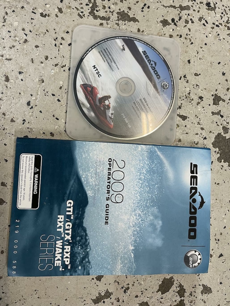 Puede incluir: Una gu&iacute;a del operador Sea-Doo azul y blanca para las series GTI, GTX, RXP, RXT y Wake. La gu&iacute;a incluye informaci&oacute;n sobre seguridad, veh&iacute;culo y mantenimiento. La portada presenta el logotipo de Sea-Doo y el a&ntilde;o 2009.