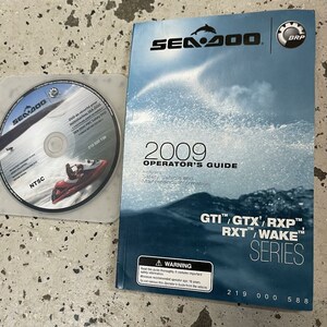 Puede incluir: Una gu&iacute;a del operador Sea-Doo azul y blanca para las series GTI, GTX, RXP, RXT y Wake de 2009. La gu&iacute;a incluye informaci&oacute;n sobre seguridad, veh&iacute;culo y mantenimiento. La portada presenta una etiqueta de advertencia con una edad m&iacute;nima recomendada del operador de 16 a&ntilde;os.