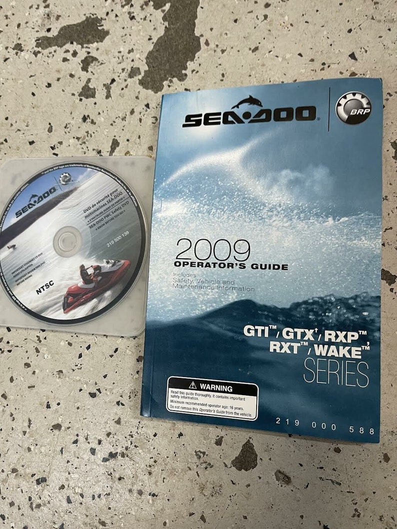 Puede incluir: Una gu&iacute;a del operador Sea-Doo azul y blanca para las series GTI, GTX, RXP, RXT y Wake de 2009. La gu&iacute;a incluye informaci&oacute;n sobre seguridad, veh&iacute;culo y mantenimiento. La portada presenta una etiqueta de advertencia con una edad m&iacute;nima recomendada del operador de 16 a&ntilde;os.
